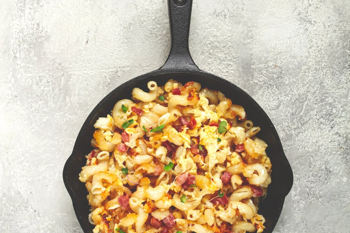 Guacamole festif et chips croquantes