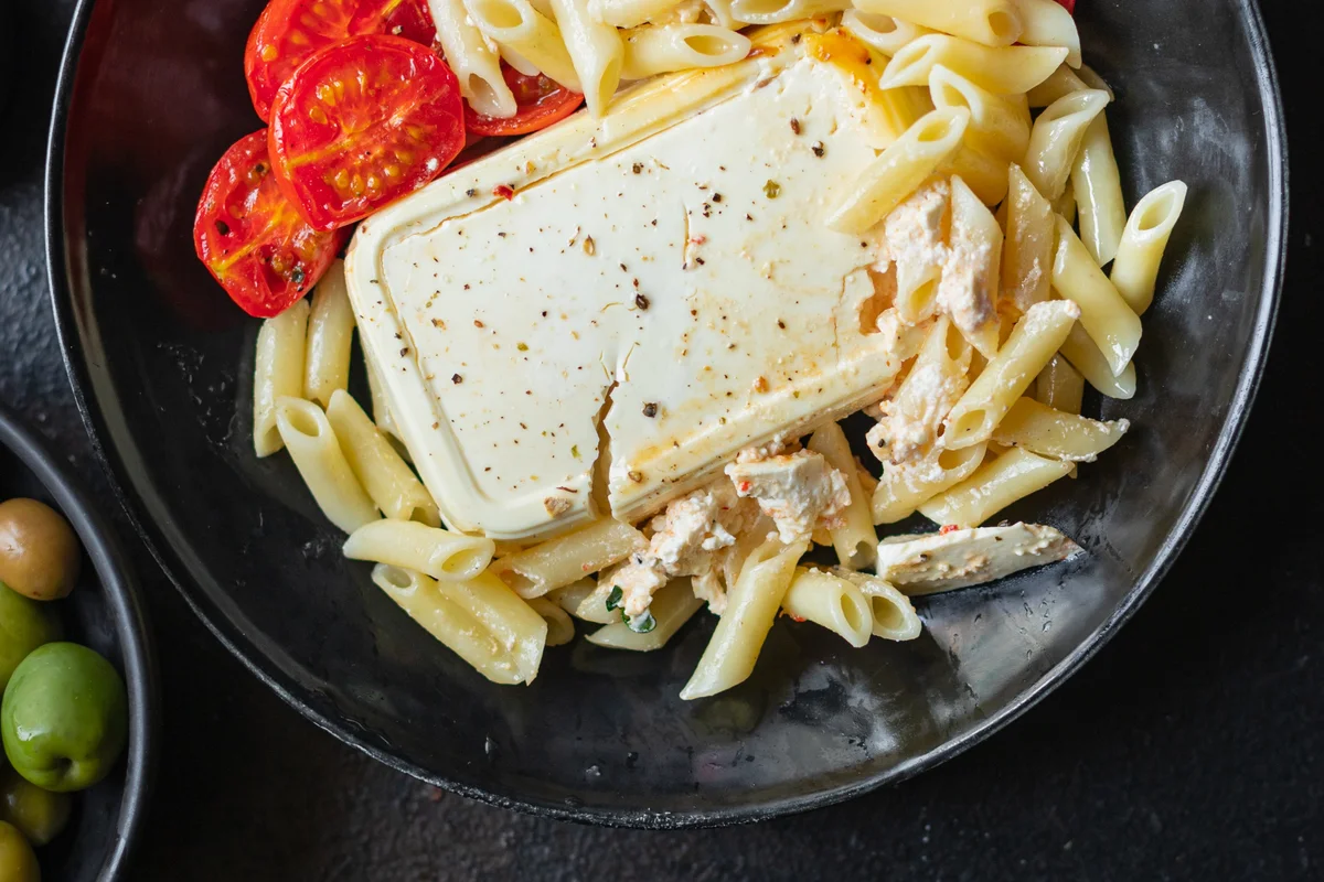 Pâtes crémeuses au four avec feta rôtie